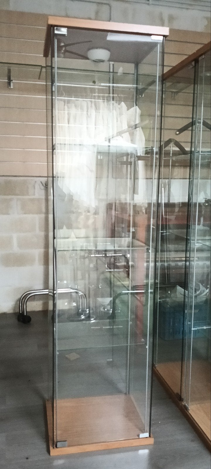 glazen vitrine, Ophalen