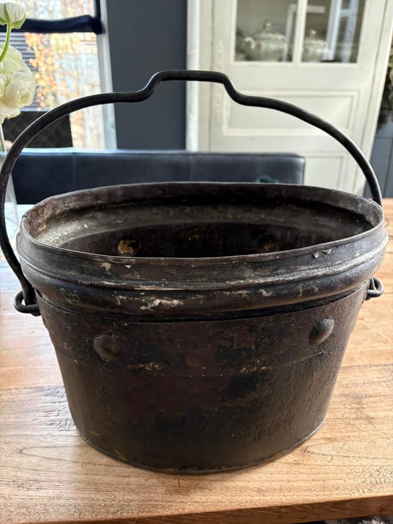 Gietijzere, aparte pot met hengsel!, Antiek en Kunst, Ophalen of Verzenden, Brons