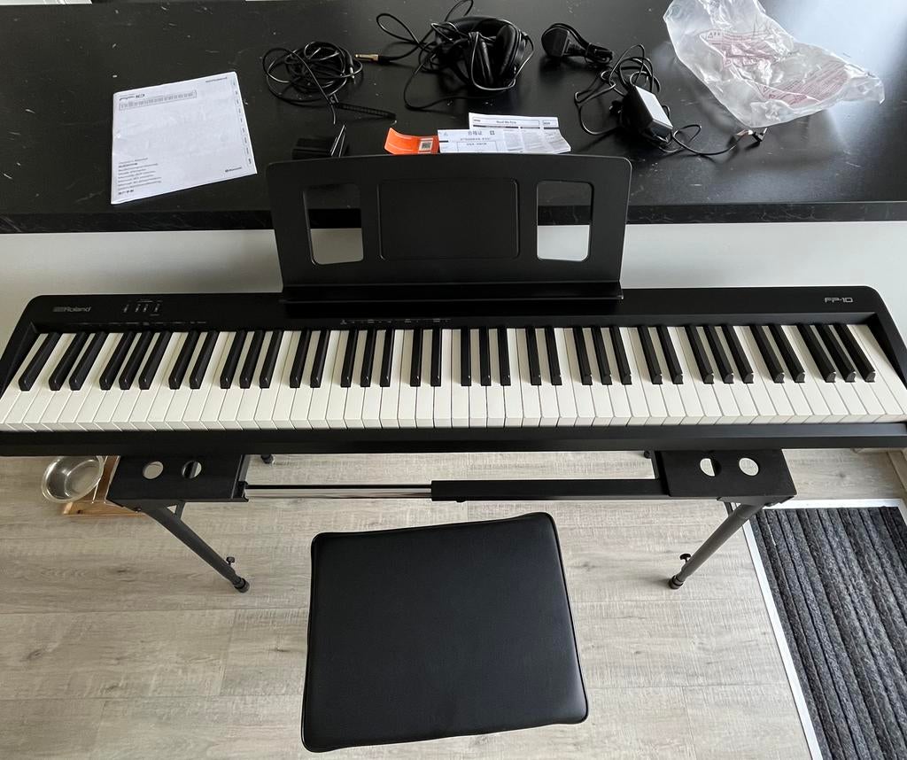 Piano Roland FP-10 avec de nombreux accessoires, Musique & Instruments, 88 touches, Roland, Comme neuf, Enlèvement