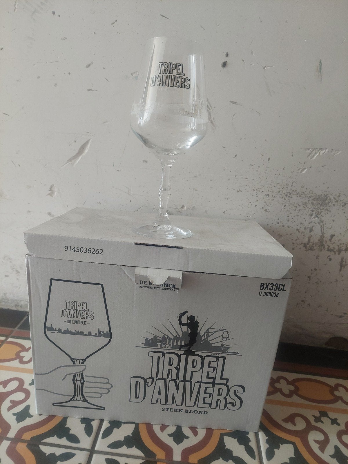 12 glazen tripel Danvers, Enlèvement