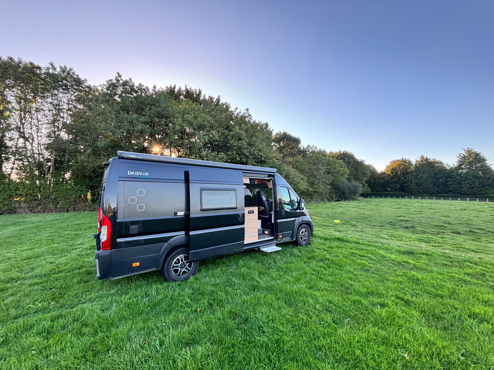 Bravia Swan 636 – Edition 30 – Vertrekklaar, Caravans en Kamperen, Buscamper of Camperbus, Ringverwarming, Luifel, Diesel
