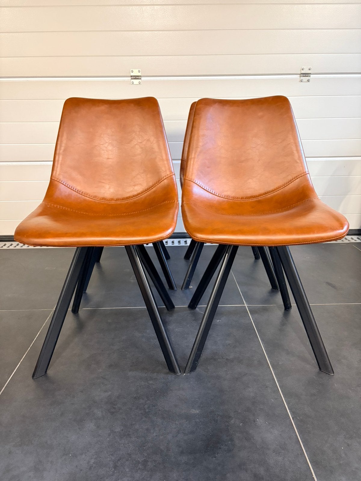 4 eetkamer stoelen cognac kunstleer met zwart onderstel, Huis en Inrichting, Ophalen, Zo goed als nieuw, Bruin