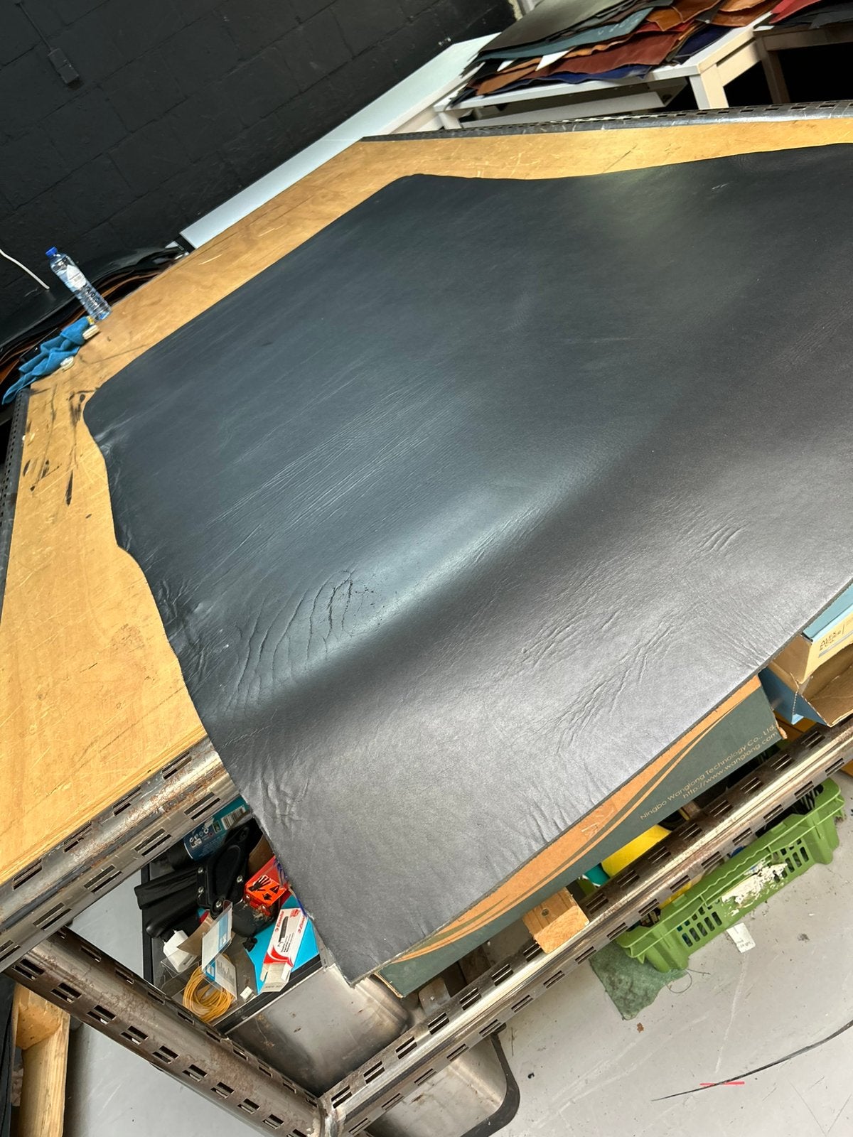 Zwarte nerf patina tuigleer 3,5-4 mm dilte half soepel nr 3, Hobby en Vrije tijd, Stoffen en Lappen, Ophalen of Verzenden, Zo goed als nieuw