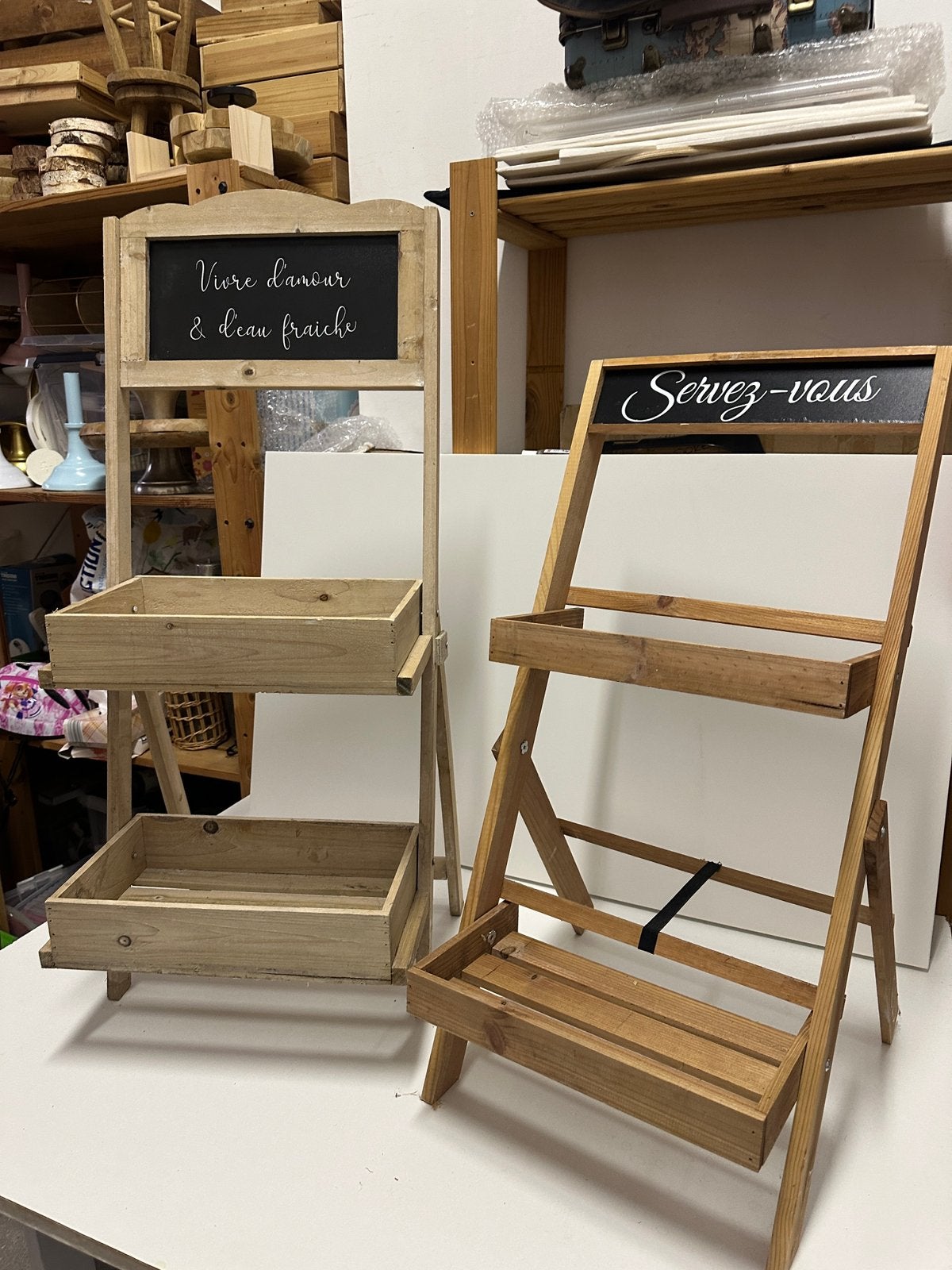 Deux presentoirs en bois, Enlèvement, Utilisé
