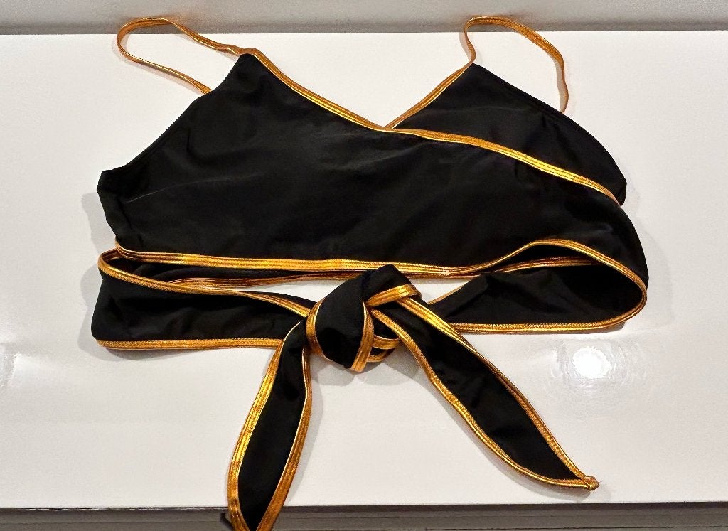Zwarte bikini wikkeltop met gouden afwerking, Kleding | Dames, Badmode en Zwemkleding, Zwart, Nieuw, Ophalen of Verzenden, Bikini