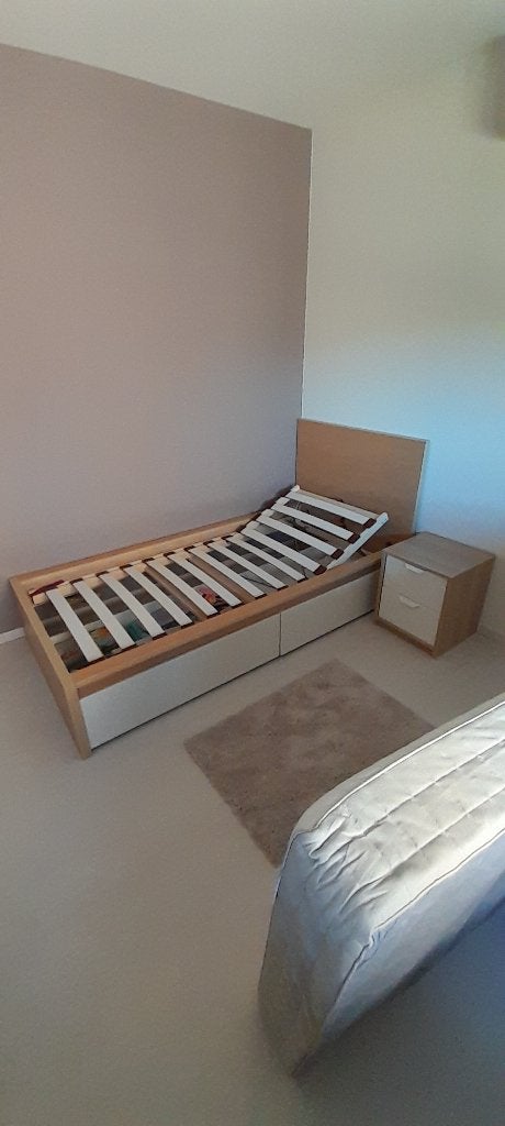 Eenpersoonsbed met 2 bedlades, lattenbodem en nachtkastje, Kinderen en Baby's, Ophalen, 85 tot 100 cm, Zo goed als nieuw, Lattenbodem