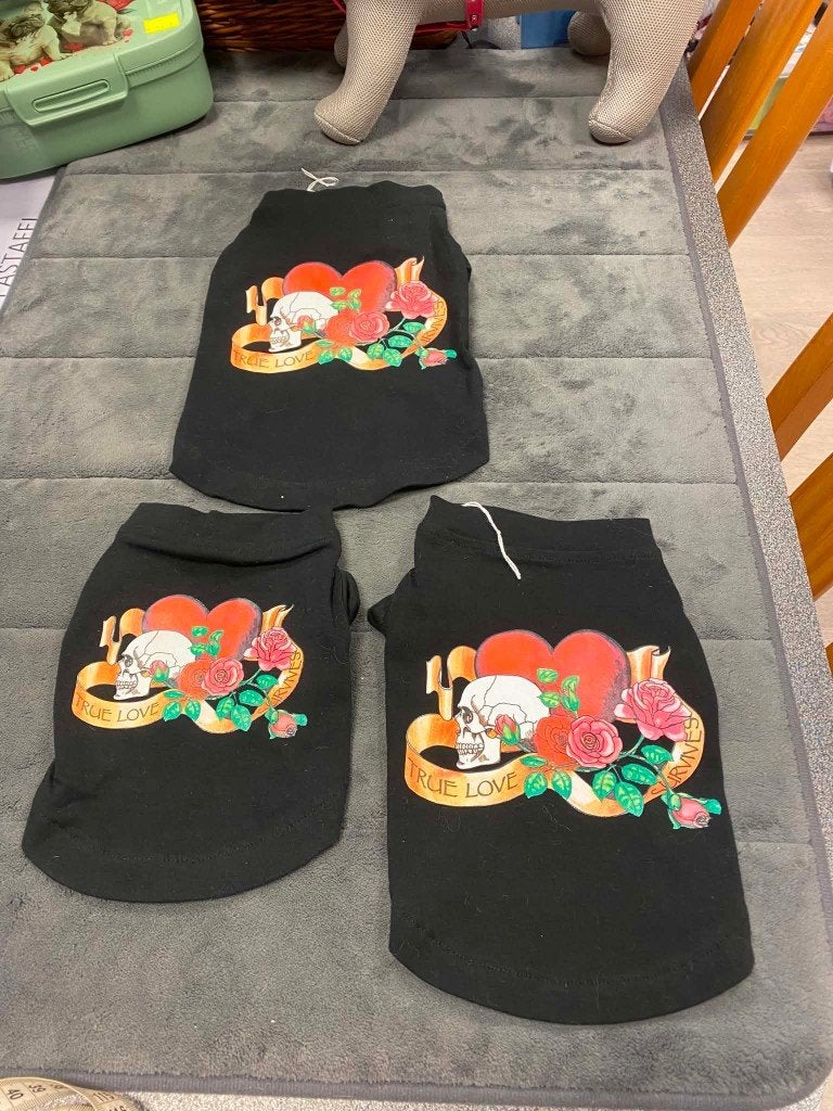 Shirtje True love aan outletprijsje., Dieren en Toebehoren, Hondenkleding, Ophalen of Verzenden, Nieuw, Hondenshirt