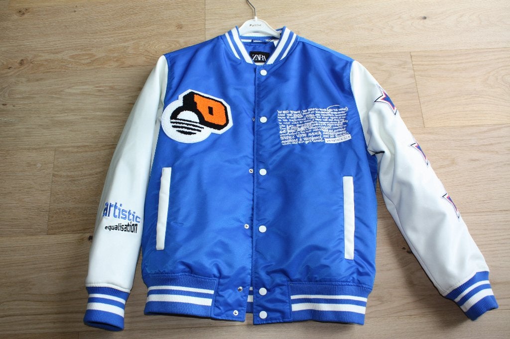 Nieuw: Stoere blauwe jas met witte mouwen, maat S, Blauw, Nieuw, Ophalen of Verzenden, Zara Man