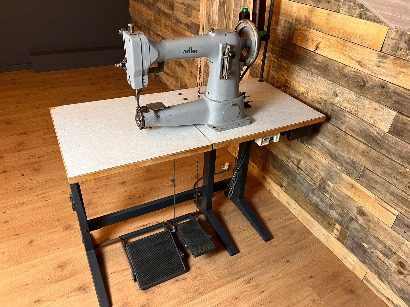 Adler 105-64 naaimachine voor leder, Hobby en Vrije tijd, Ophalen, Gebruikt, Naaimachine, Industrieel