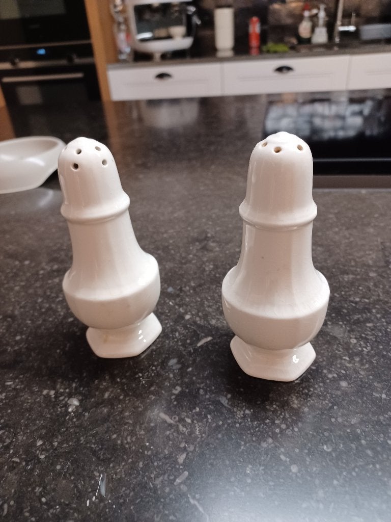 2 WITTE PEPER EN ZOUT POTJES, Antiek en Kunst, Ophalen of Verzenden