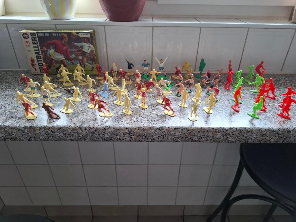 74 voetballers van o.a. Airfix  54mm, Verzamelen, Ophalen of Verzenden, Gebruikt