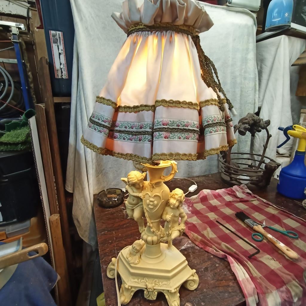 Lampe ancienne couleur jaune, Enlèvement