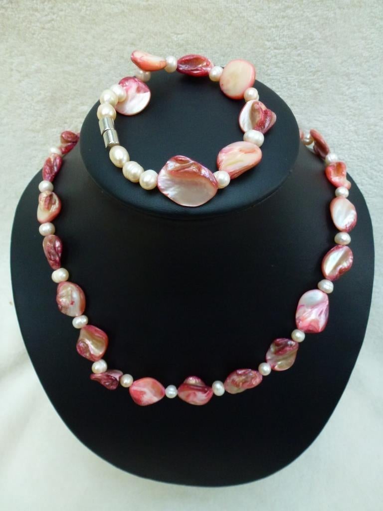 halsketting en armband met stukken schelp en parels, Ophalen of Verzenden, Nieuw, Roze, Overige materialen