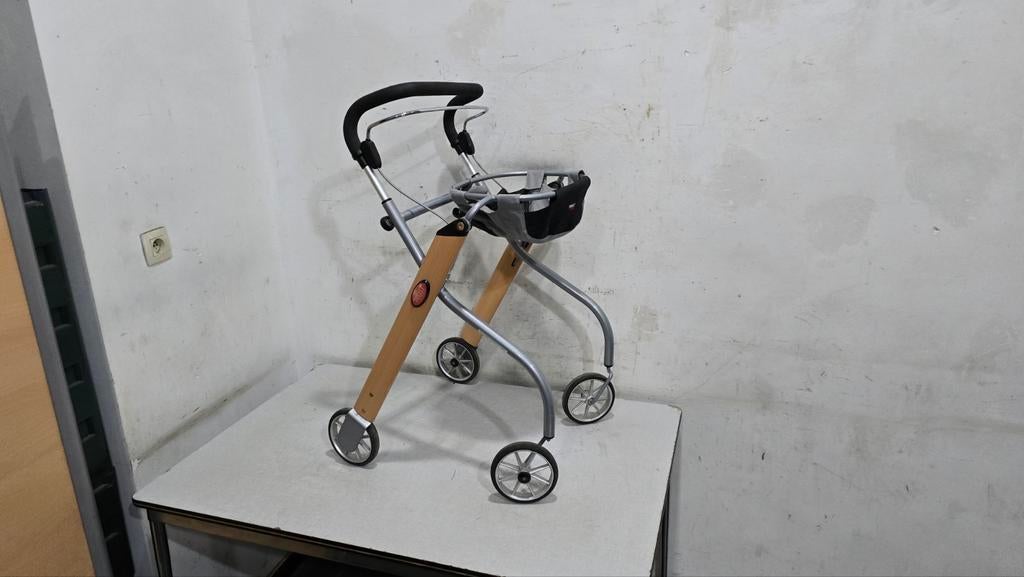 Élégant, compact et ultra maniable, le déambulateur 4 roues 
