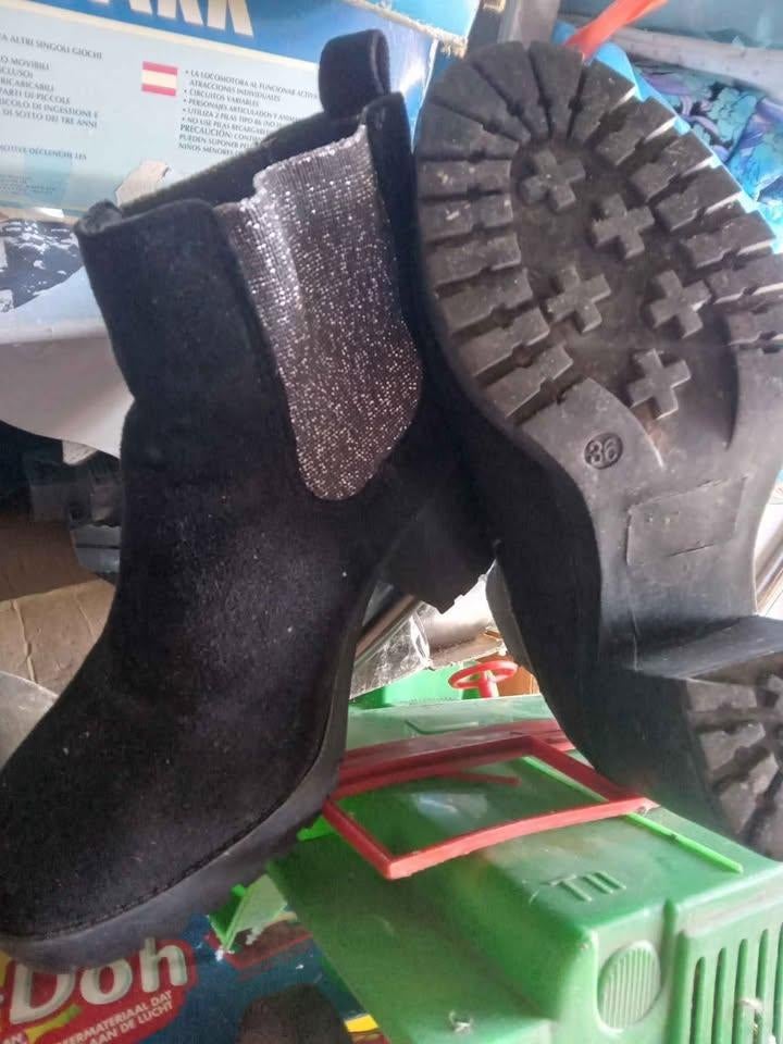 2 paires de bottines femme, Enlèvement, Porté, Noir