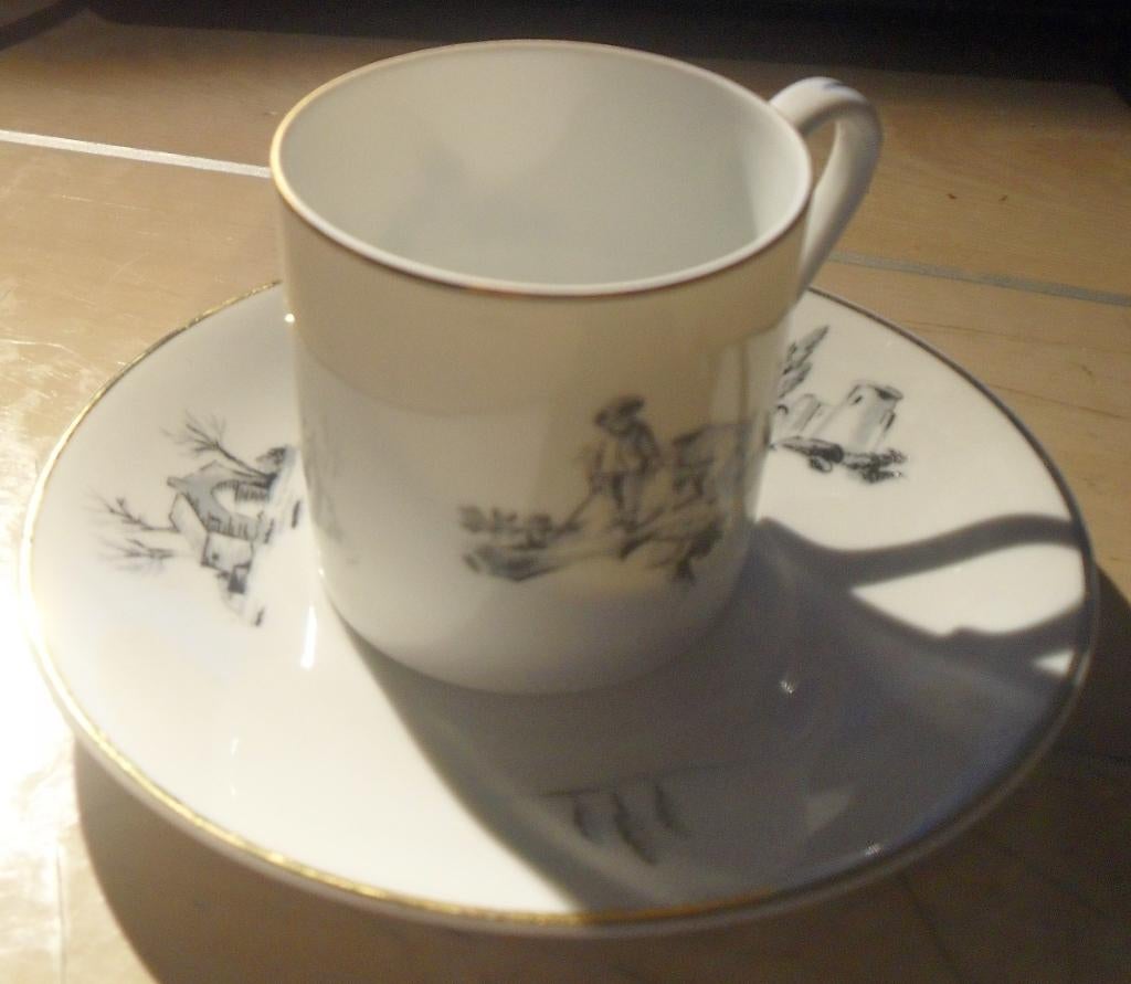 Sous-tasse + tasse en porcelaine de Baudour, Maison & Meubles, Cuisine | Vaisselle, Enlèvement ou Envoi, Porcelaine