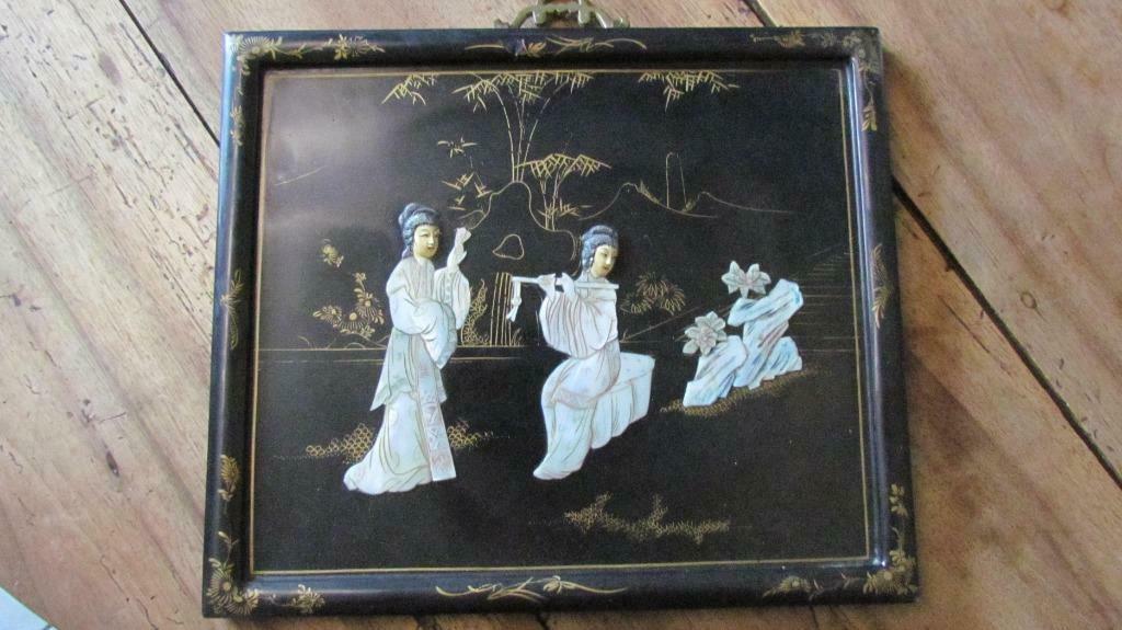 Tableau japonais avec figurines en porcelaine et nacre, Antiquités & Art, Enlèvement ou Envoi