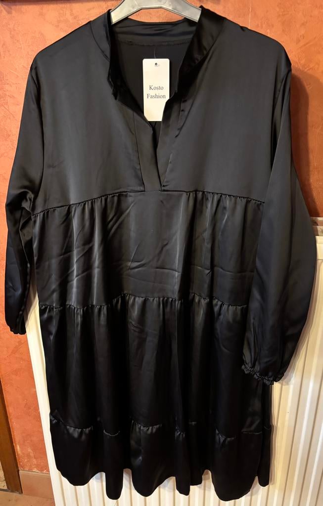 Zwarte glanzende jurk van Kosto Fashion.XL-XXL, Nieuw, Kosto Fashion, Ophalen of Verzenden, Jurk