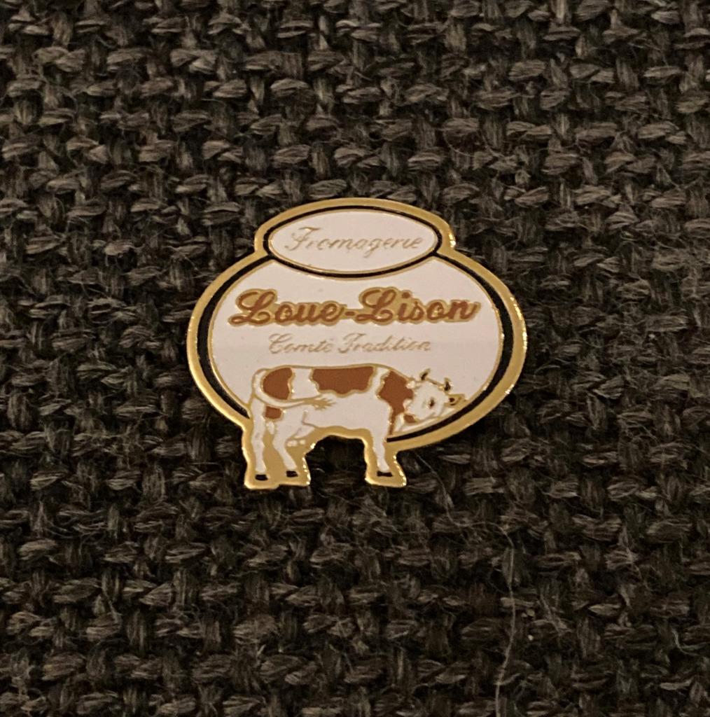 PIN - LOUE-LISON - FROMAGERIE - FROMAGE - VACHE - KAAS - KOE, Envoi, Utilisé, Autres sujets/thèmes, Insigne ou Pin's