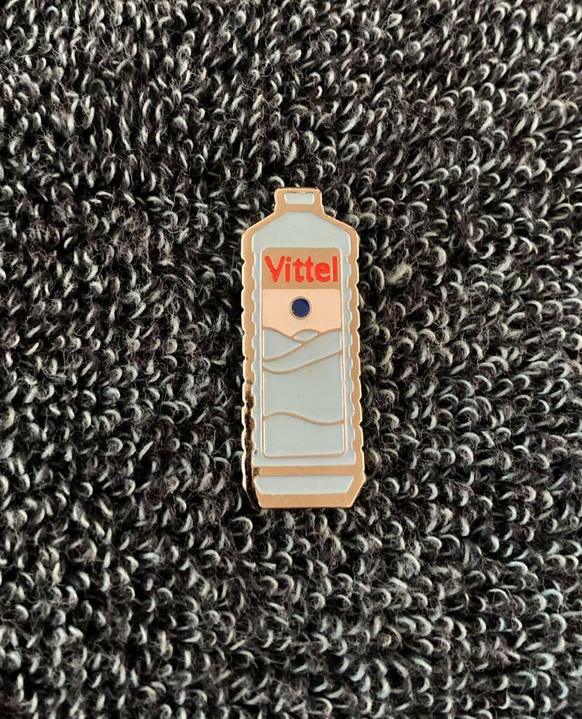 PIN - VITTEL - WATER - EAU MINÉRALE, Collections, Envoi, Utilisé, Marque, Insigne ou Pin's