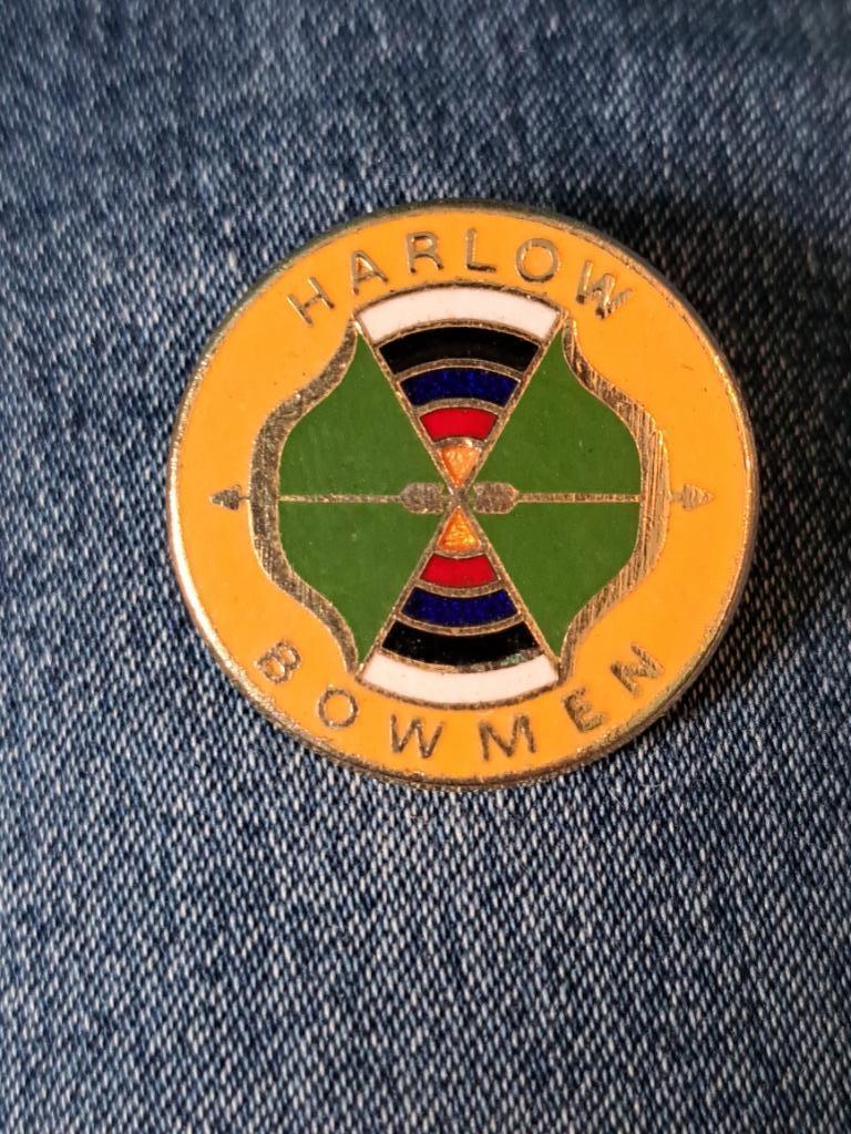 pin's pins épinglettes Harlow Bowmen arc à flèches, Enlèvement ou Envoi