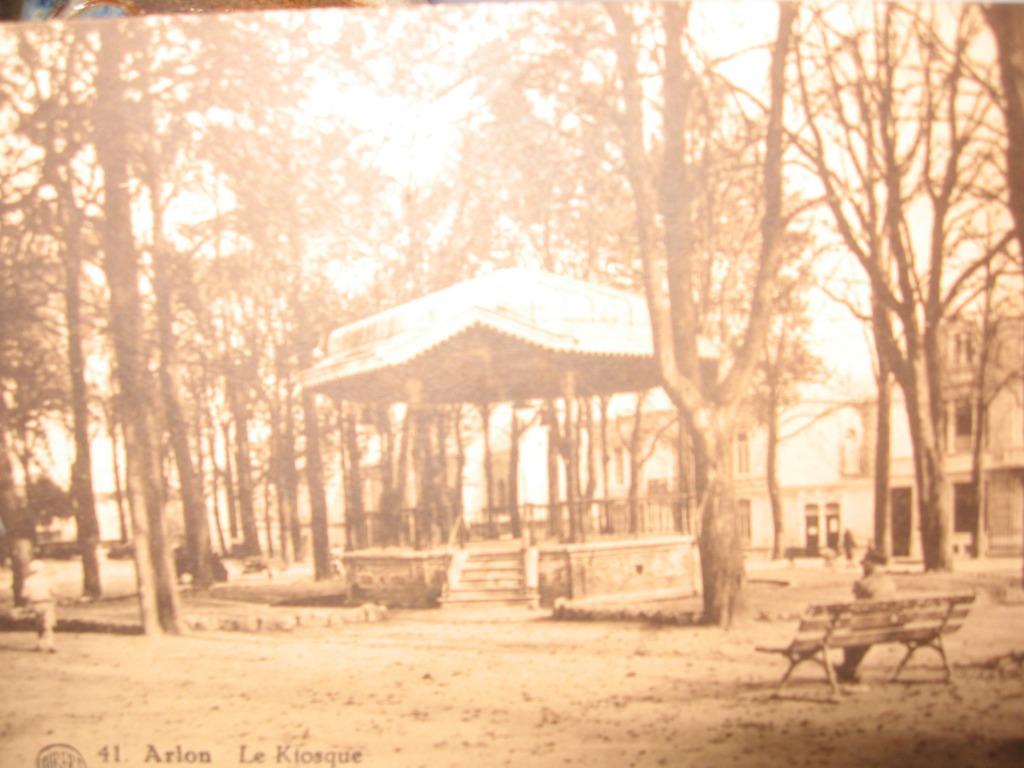 Aarlen Le Kiosque de la Place Léopold, zwart-wit kaart en, Ophalen of Verzenden, 1920 tot 1940, Gelopen, Luxemburg
