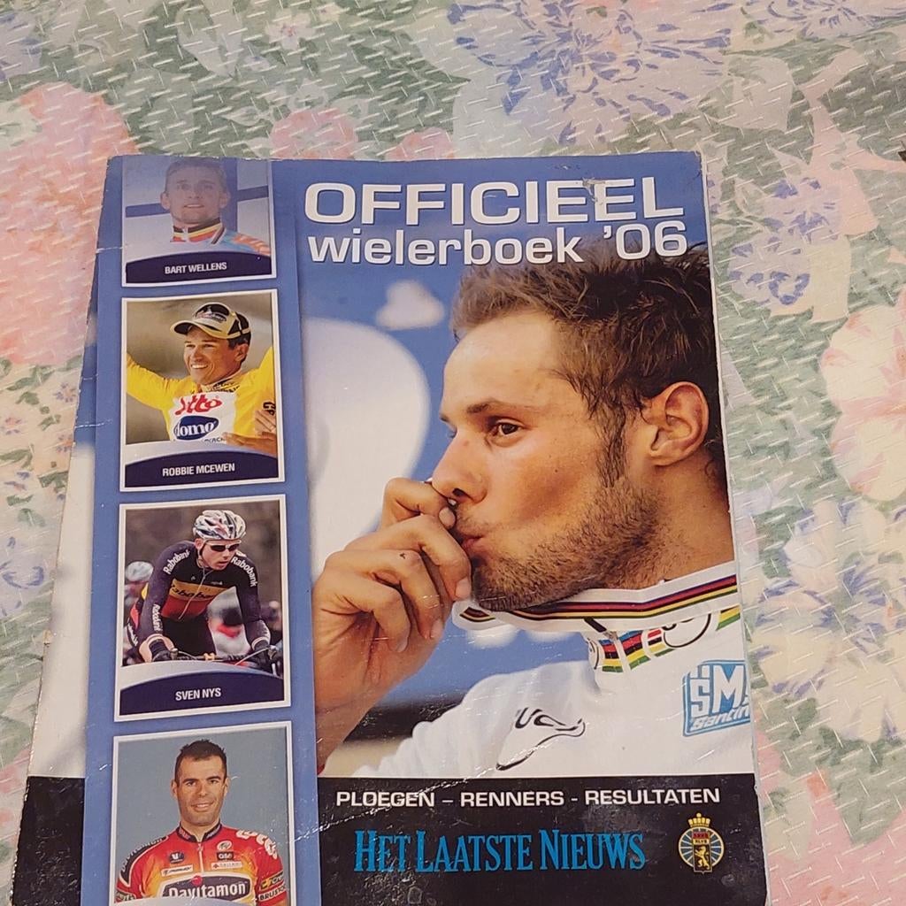 Officeel wielerboek 2006 het laatste nieuws, Ophalen of Verzenden, Zo goed als nieuw