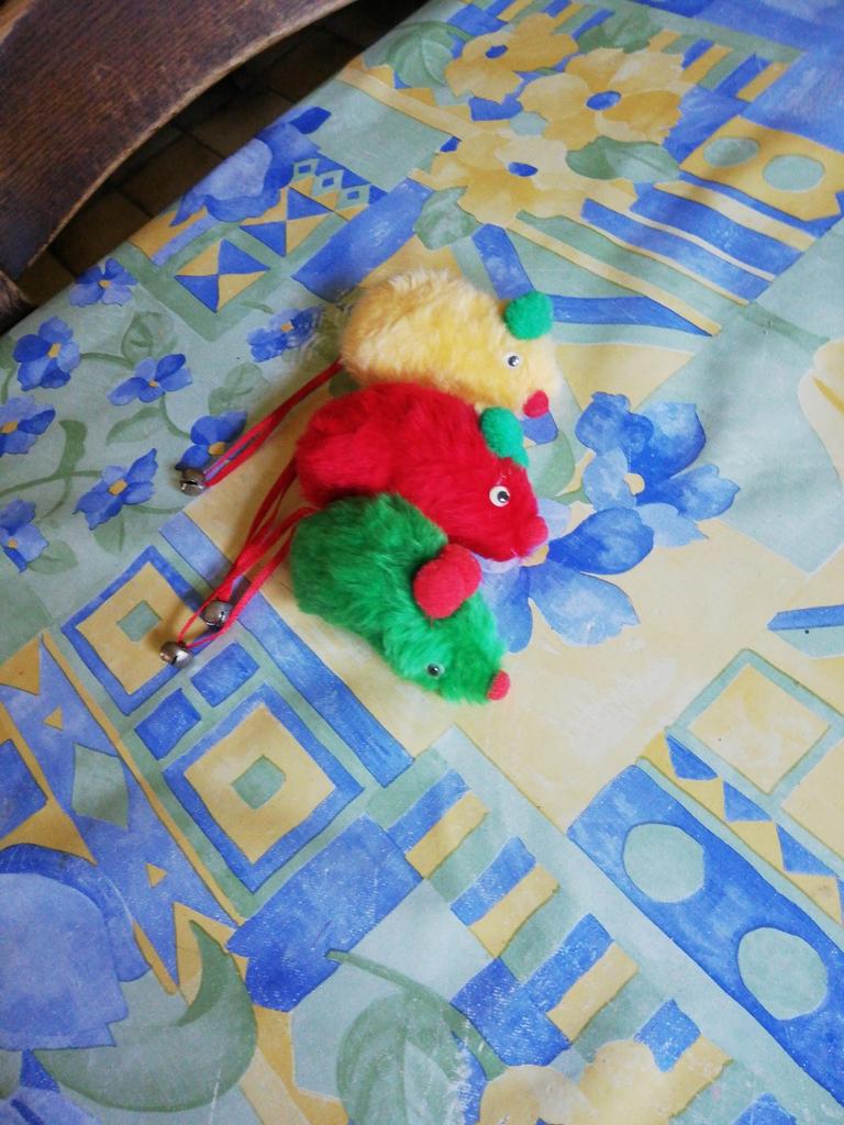 3 jouets avec grelot pour chat. Neufs., Animaux & Accessoires, Comme neuf