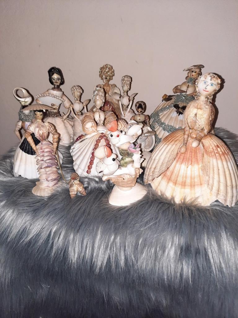 Collection de poupées en coquillage, années 1960, Enlèvement