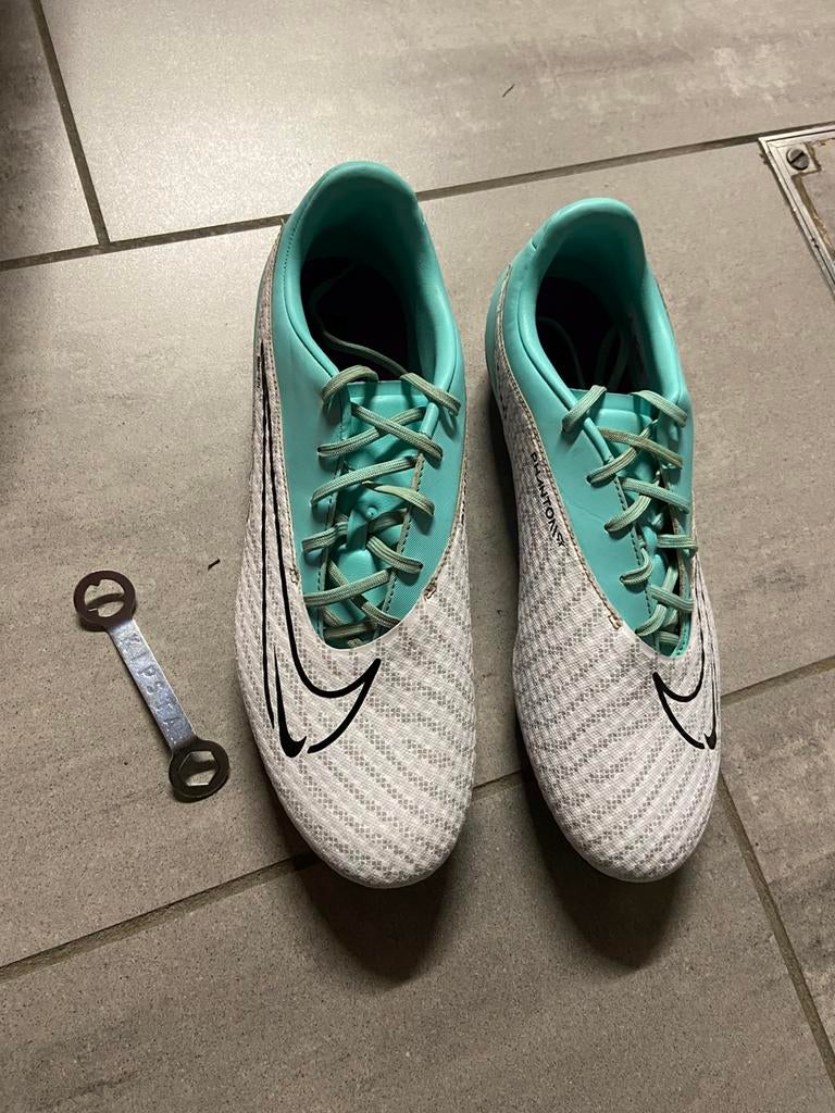 Crampon en fer nike 44, Enlèvement ou Envoi, Comme neuf, Chaussures