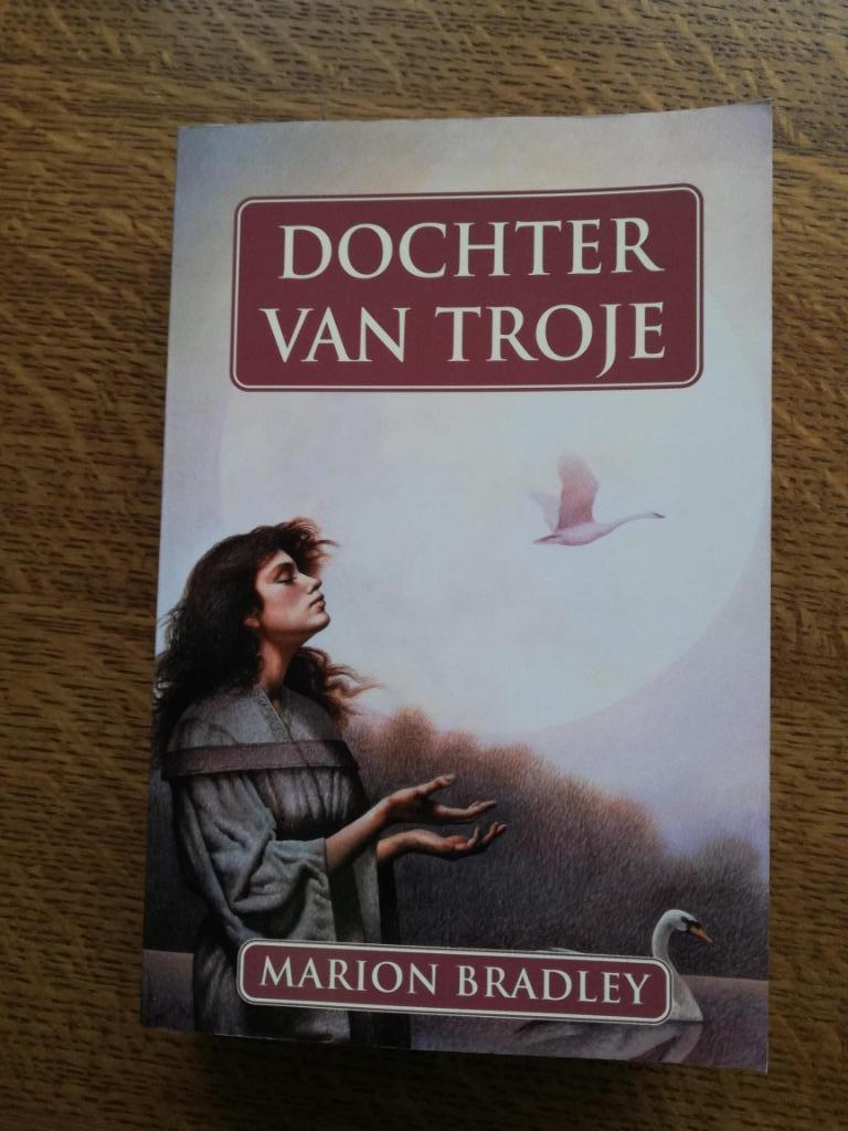 Dochter Van Troje - Marion Bradley - Uitgeverij M 2004, Marion Bradley, Ophalen of Verzenden, Zo goed als nieuw, Fictie