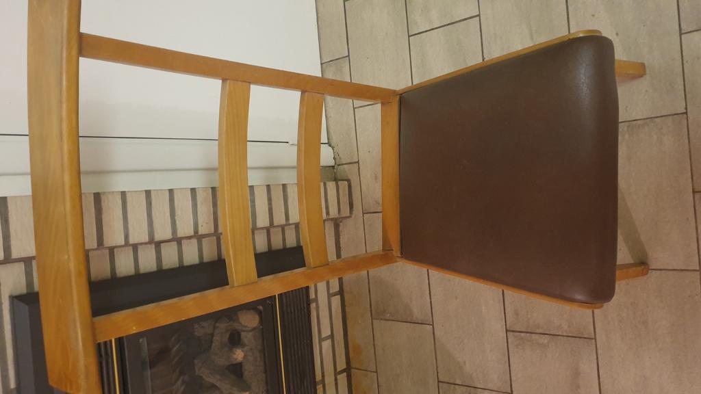 2 kerkstoelen...bruine zitting 40 euro t stuk, Huis en Inrichting, Ophalen