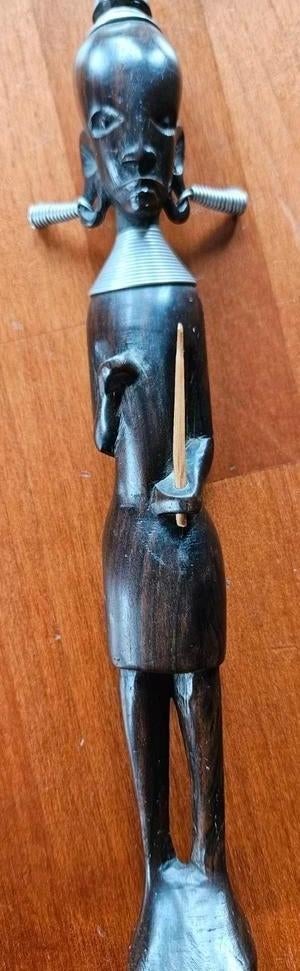 Handgesneden Afrikaans beeldje, Enlèvement ou Envoi