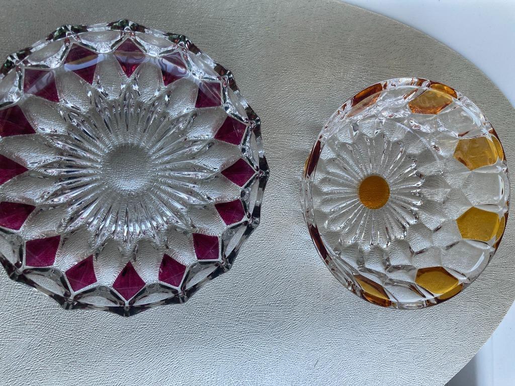 twee schaaltjes in geslepen gekleurd kristal, Ophalen of Verzenden