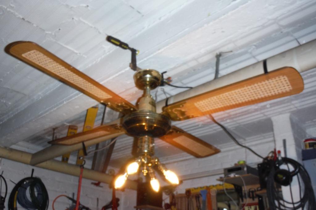 Christopher Wray's plafond ventilator, Enlèvement
