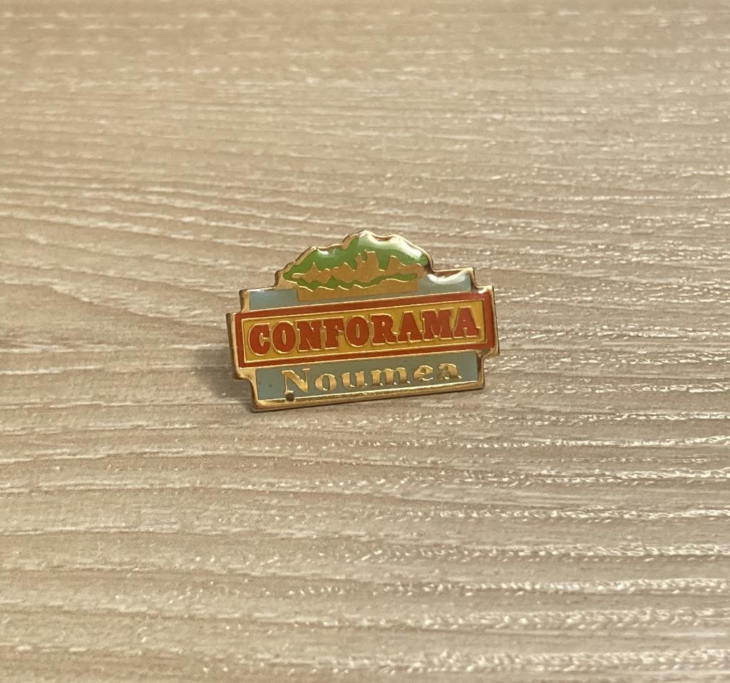 PIN - CONFORAMA - NOUMEA, Envoi, Utilisé, Autres sujets/thèmes, Insigne ou Pin's