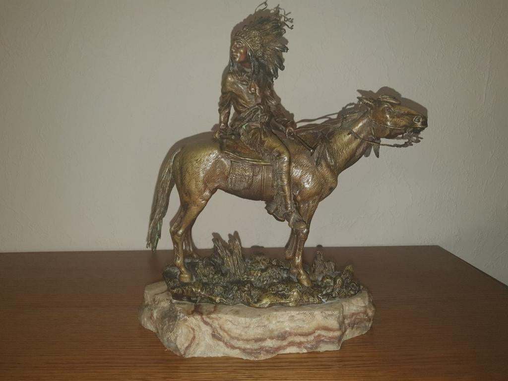 Indien sur son cheval en bronze sur socle en marbre, Enlèvement