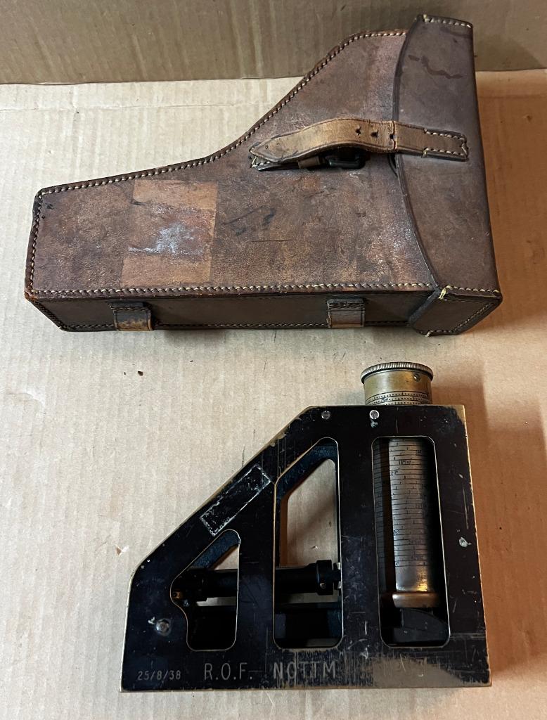 WO2 - Britse Clinometer Watts 1938 + tas 1941- Broad Arrow!, Verzamelen, Militaria | Tweede Wereldoorlog, Landmacht, Overige typen