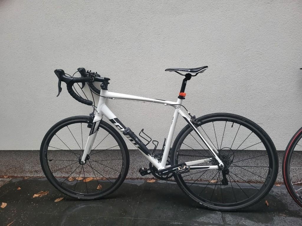 Giant Contend 2 M/L + accessoires gratuits (excellent état), Vélos & Vélomoteurs, Vélos | Hommes | Vélos de sport & Vélo de randonnée