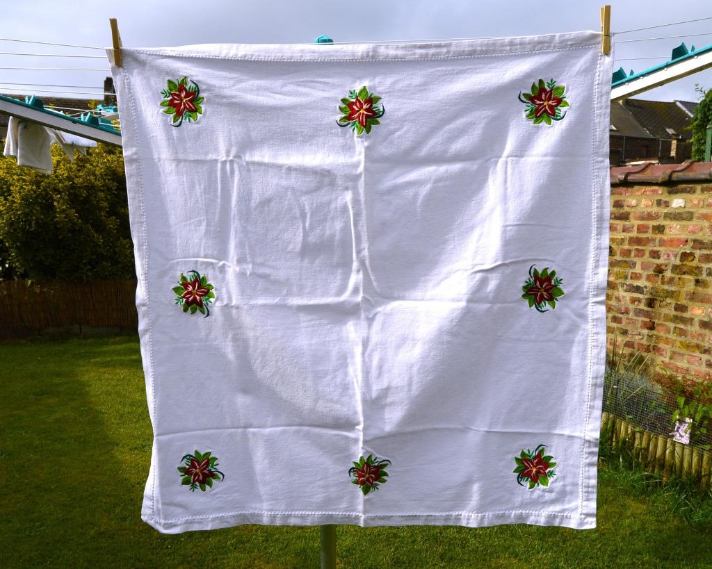 nappe blanche  coton, lin , brodées fleurs , 81/85 cm, Enlèvement ou Envoi, Utilisé, Carré, Intérieur