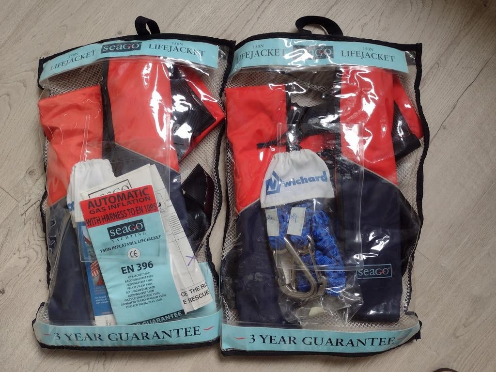 Deux gilets de sauvetage, Enlèvement ou Envoi, Comme neuf