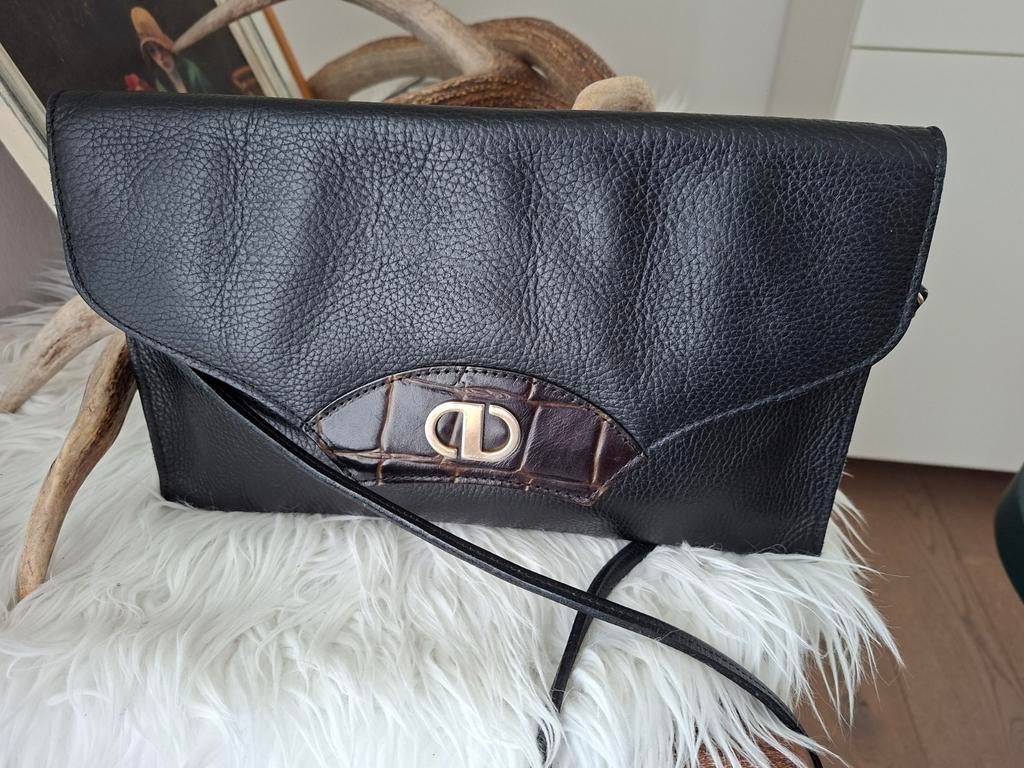 Lederen handtas clutch zwart met riem, Handtassen en Accessoires, Tassen | Damestassen, Ophalen of Verzenden, Zo goed als nieuw