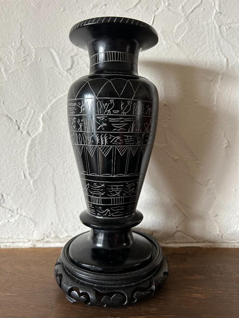 Egyptische vaas op houten Chinese onderzetter, Antiek en Kunst, Ophalen