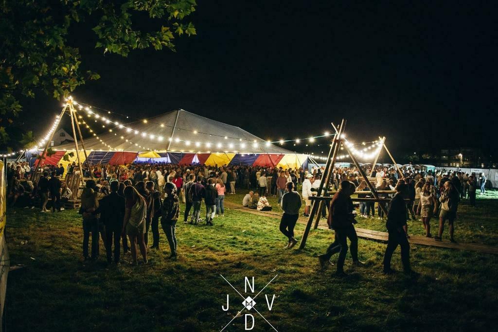 Te huur: Prikkabel met led-lampen (voor binnen en buiten), Ophalen