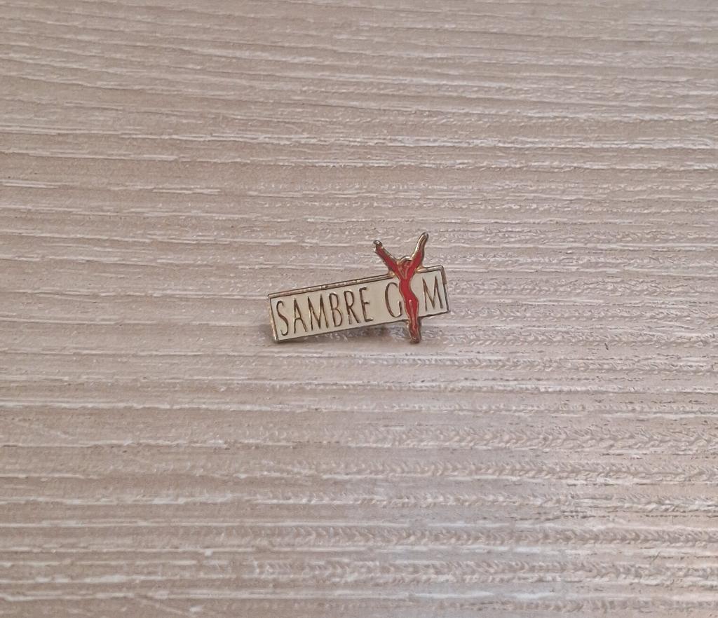 PIN - SAMBRE GYM - GYMNASTIQUE - GYMNASTIEK - TURNEN, Envoi, Utilisé, Sport, Insigne ou Pin's