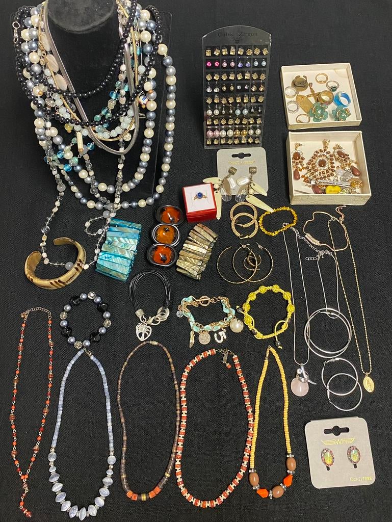 Lot de bijoux 100 pièces divers, prix : 120€, Bijoux, Sacs & Beauté, Enlèvement ou Envoi, Comme neuf