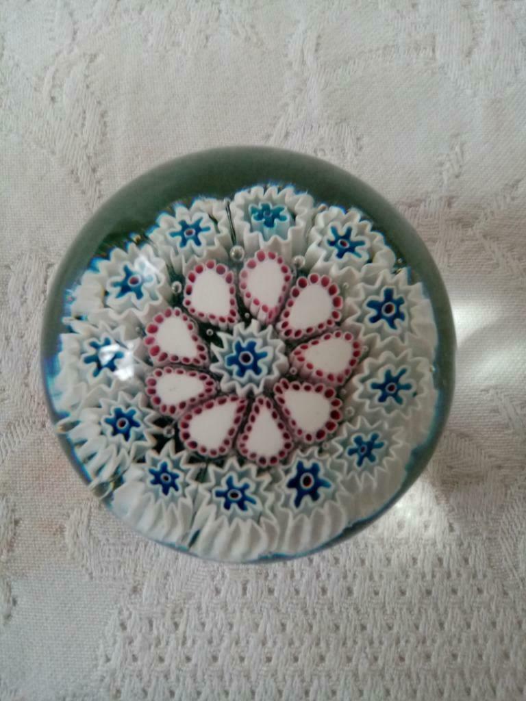 Presse papier  Italien   "millefiori" en verre  Murano 5cm, Antiquités & Art, Enlèvement ou Envoi
