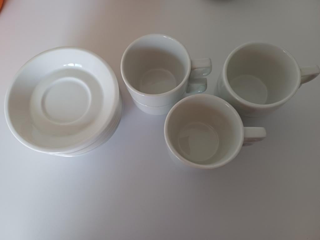6 witte tassen met onderschoteltjes +4 tassen gratis, Ophalen, Zo goed als nieuw, Porselein