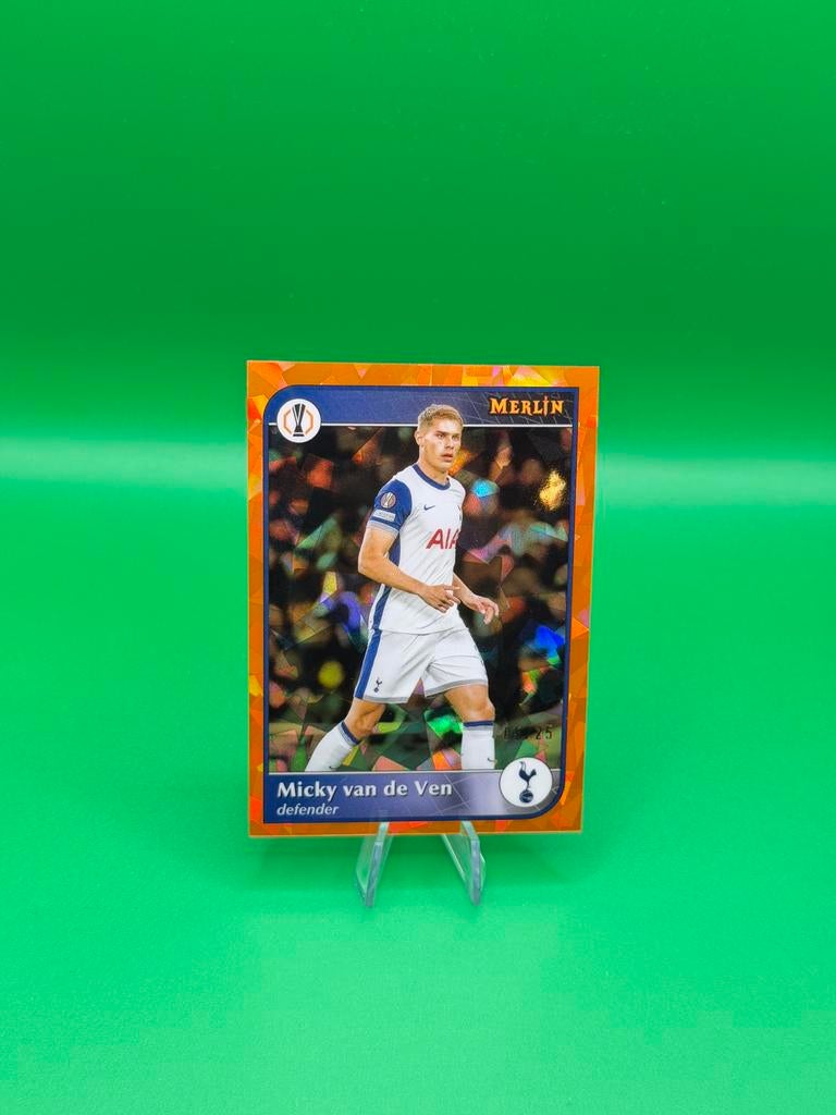 2024-25 Topps Merlin UCC Micky Van de Ven 05/25 #151, Ophalen of Verzenden, Zo goed als nieuw, Meerdere plaatjes