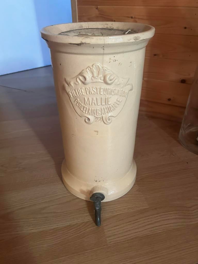 Oude franse melk of roomdispenser, Ophalen